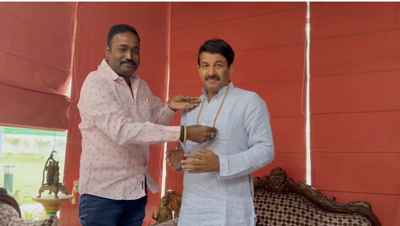 Felicitating MP Manoj Tiwari